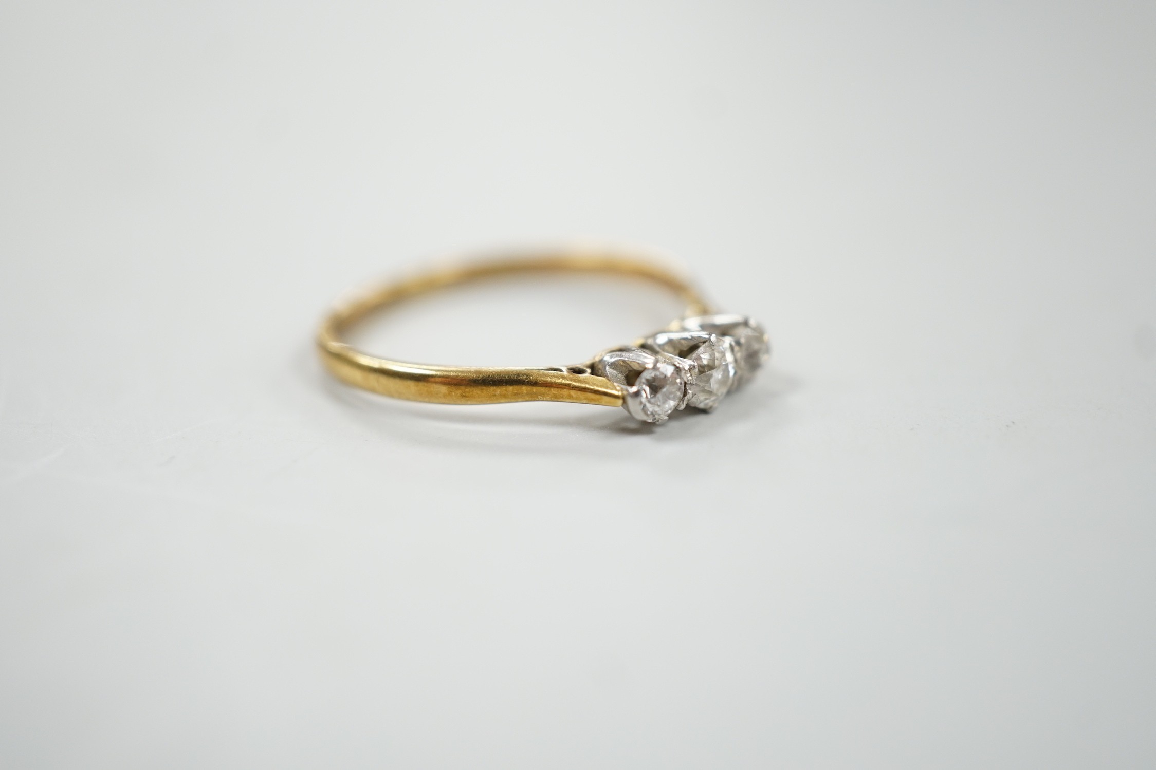 An 18ct & plat, three stone diamond ring, size P/Q, gross weight 2.2 grams.